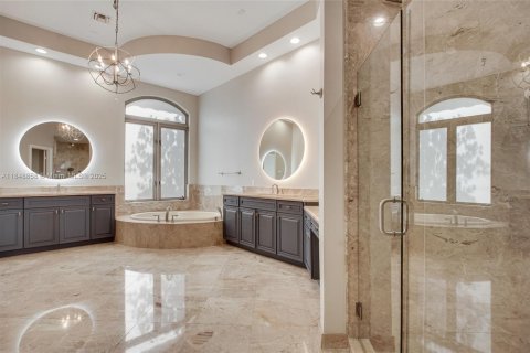 House in Weston, Florida 5 bedrooms, 481.14 sq.m. № 1850487 - photo 18