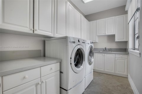 House in Weston, Florida 5 bedrooms, 481.14 sq.m. № 1850487 - photo 27