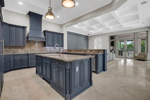 House in Weston, Florida 5 bedrooms, 481.14 sq.m. № 1850487 - photo 5