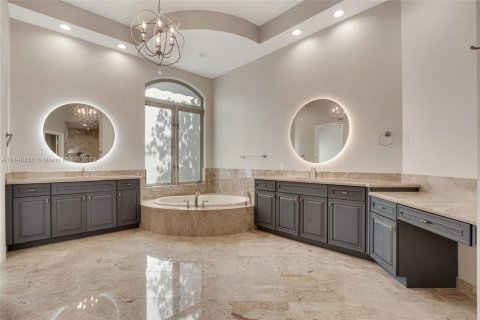 House in Weston, Florida 5 bedrooms, 481.14 sq.m. № 1850487 - photo 17