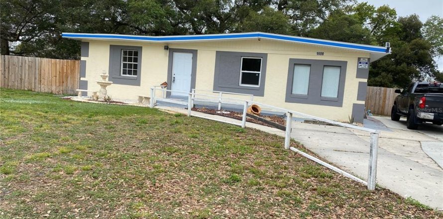 House in Orlando, Florida 5 bedrooms, 134.89 sq.m. № 1126624