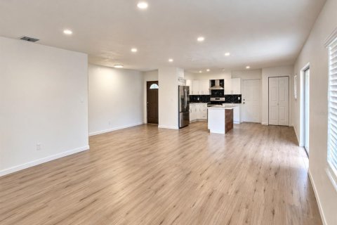 House in Tampa, Florida 4 bedrooms, 154.03 sq.m. № 2426841 - photo 3