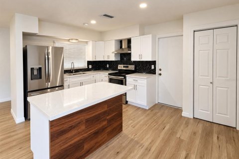 House in Tampa, Florida 4 bedrooms, 154.03 sq.m. № 2426841 - photo 4