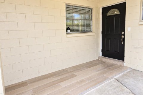 House in Tampa, Florida 4 bedrooms, 154.03 sq.m. № 2426841 - photo 2