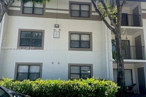 Copropriété à louer à Hollywood, Floride: 2 chambres, 98.48 m2 № 1930979 - photo 1
