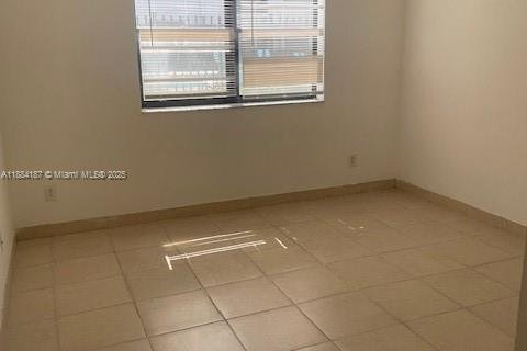 Copropriété à louer à Hollywood, Floride: 2 chambres, 98.48 m2 № 1930979 - photo 10