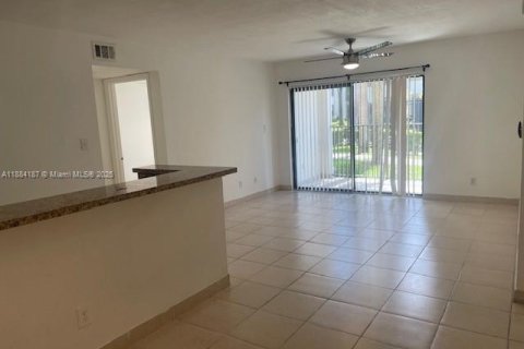 Copropriété à louer à Hollywood, Floride: 2 chambres, 98.48 m2 № 1930979 - photo 5