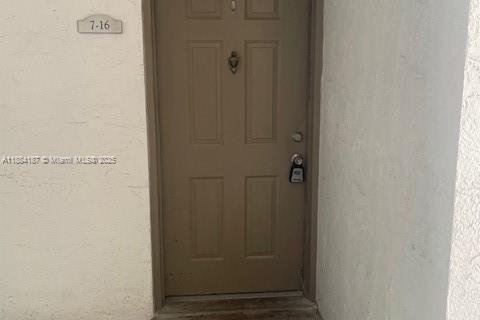 Copropriété à louer à Hollywood, Floride: 2 chambres, 98.48 m2 № 1930979 - photo 2