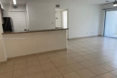 Copropriété à louer à Hollywood, Floride: 2 chambres, 98.48 m2 № 1930979 - photo 4