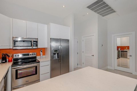 Condominio en venta en Miami Beach, Florida, 1 dormitorio, 83.61 m2 № 2012353 - foto 14