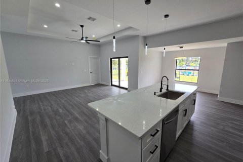 House in Lehigh Acres, Florida 4 bedrooms, 162.49 sq.m. № 1816415 - photo 10