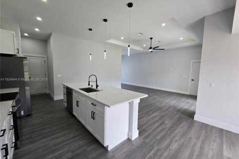 House in Lehigh Acres, Florida 4 bedrooms, 162.49 sq.m. № 1816415 - photo 11