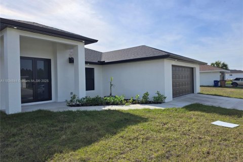 House in Lehigh Acres, Florida 4 bedrooms, 162.49 sq.m. № 1816415 - photo 4