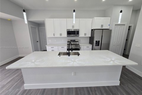 House in Lehigh Acres, Florida 4 bedrooms, 162.49 sq.m. № 1816415 - photo 9