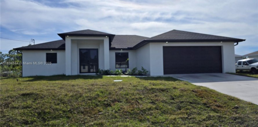 House in Lehigh Acres, Florida 4 bedrooms, 162.49 sq.m. № 1816415