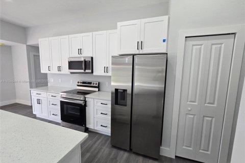 House in Lehigh Acres, Florida 4 bedrooms, 162.49 sq.m. № 1816415 - photo 12