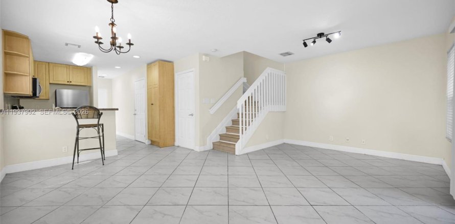 Townhouse in Coral Springs, Florida 3 bedrooms, 133.78 sq.m. № 2001705