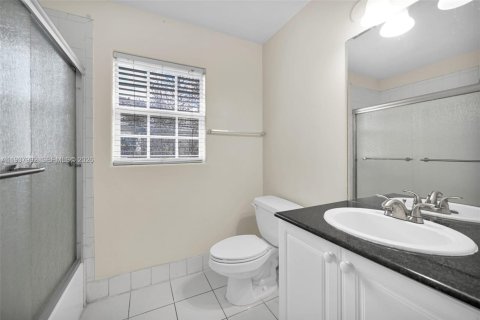 Townhouse in Coral Springs, Florida 3 bedrooms, 133.78 sq.m. № 2001705 - photo 28
