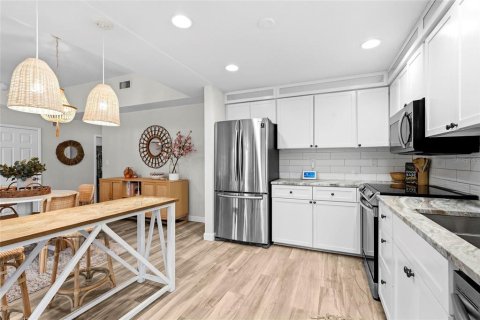Condo in Sarasota, Florida, 2 bedrooms  № 2195744 - photo 7