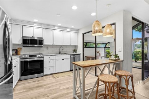 Condo in Sarasota, Florida, 2 bedrooms  № 2195744 - photo 6