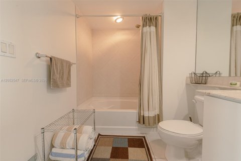 Снять в аренду кондоминиум в Майами, Флорида 2 спальни, 113.99м2, № 2150409 - фото 9