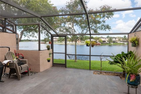 Adosado en venta en Pembroke Pines, Florida, 3 dormitorios, 147.53 m2 № 1809346 - foto 1