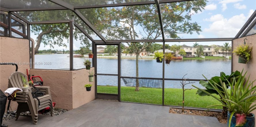 Adosado en Pembroke Pines, Florida 3 dormitorios, 147.53 m2 № 1809346