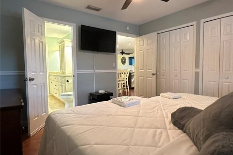 House in Safety Harbor, Florida 4 bedrooms, 128.48 sq.m. № 1919326 - photo 13