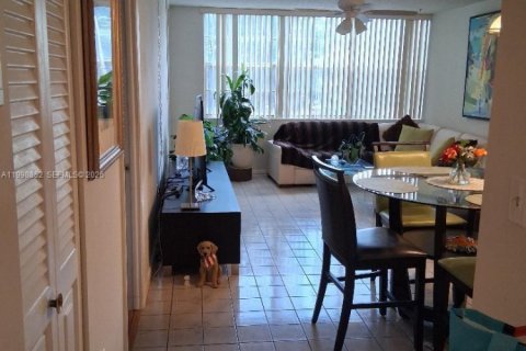 Condominio en alquiler en Pembroke Pines, Florida, 1 dormitorio № 2060924 - foto 6