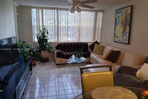 Condominio en alquiler en Pembroke Pines, Florida, 1 dormitorio № 2060924 - foto 12