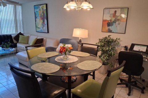 Condominio en alquiler en Pembroke Pines, Florida, 1 dormitorio № 2060924 - foto 10