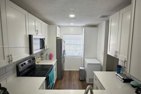 Touwnhouse à louer à Miami, Floride: 3 chambres, 106.84 m2 № 1944699 - photo 7