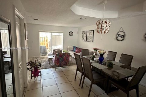 Touwnhouse à louer à Miami, Floride: 3 chambres, 106.84 m2 № 1944699 - photo 4