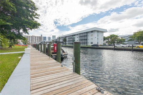 Condominio en venta en North Miami Beach, Florida, 1 dormitorio, 75.44 m2 № 1987194 - foto 27