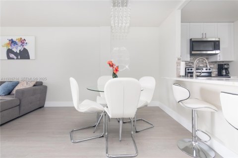 Condominio en venta en North Miami Beach, Florida, 1 dormitorio, 75.44 m2 № 1987194 - foto 8