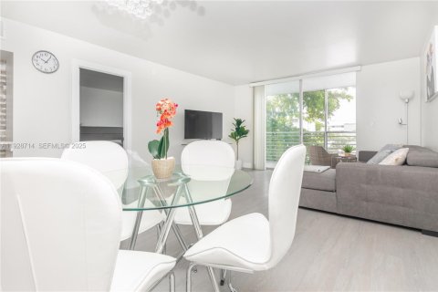 Condominio en venta en North Miami Beach, Florida, 1 dormitorio, 75.44 m2 № 1987194 - foto 11