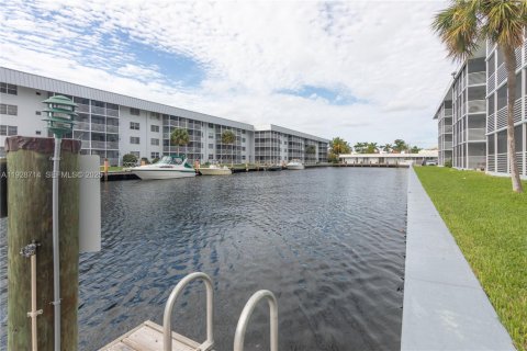 Condominio en North Miami Beach, Florida, 1 dormitorio  № 1987194