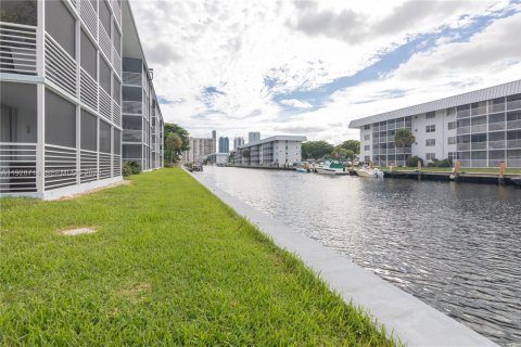 Condominio en venta en North Miami Beach, Florida, 1 dormitorio, 75.44 m2 № 1987194 - foto 26