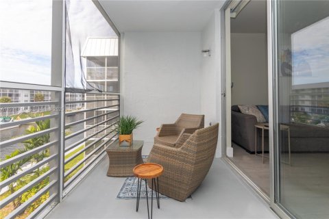 Condominio en venta en North Miami Beach, Florida, 1 dormitorio, 75.44 m2 № 1987194 - foto 2