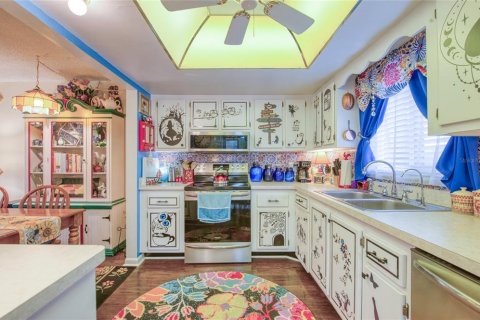 Condo in New Port Richey, Florida, 2 bedrooms № 2114676 - photo 13