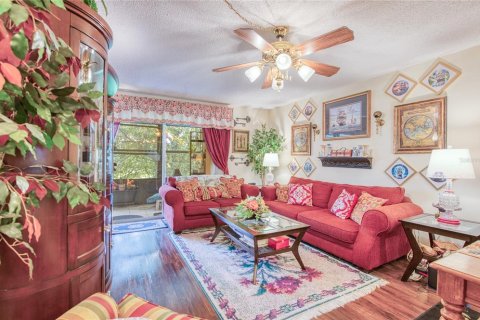 Condo in New Port Richey, Florida, 2 bedrooms № 2114676 - photo 17