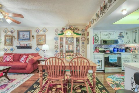 Condo in New Port Richey, Florida, 2 bedrooms № 2114676 - photo 9