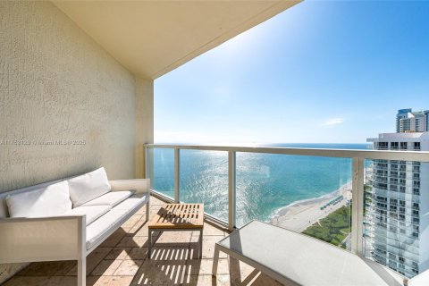 Condo in Sunny Isles Beach, Florida, 1 bedroom  № 1961517 - photo 1