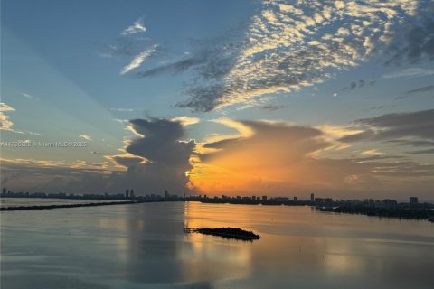 Condominio en venta en Miami, Florida, 2 dormitorios, 155.43 m2 № 1716152 - foto 1