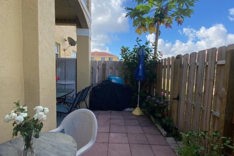 Casa en alquiler en Miami, Florida, 3 dormitorios, 107.77 m2 № 1227600 - foto 1