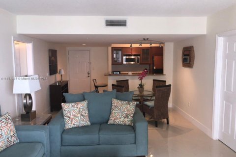 Copropriété à vendre à Hallandale Beach, Floride: 2 chambres, 92.9 m2 № 2013788 - photo 15