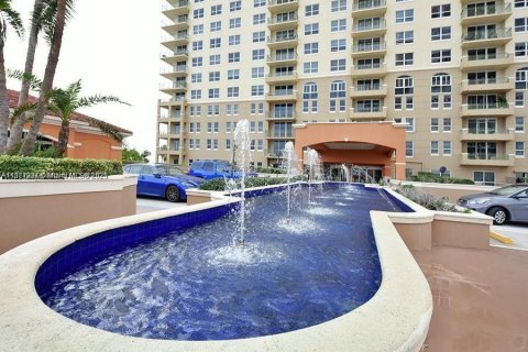 Copropriété à vendre à Hallandale Beach, Floride: 2 chambres, 92.9 m2 № 2013788 - photo 2