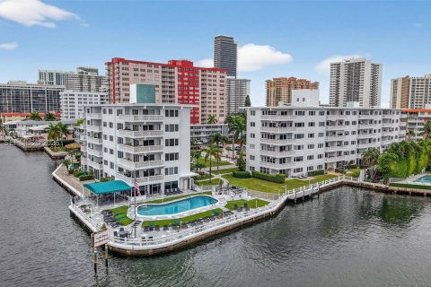 Купить кондоминиум в Халландейл-Бич, Флорида 2 спальни, 111.48м2, № 2006719 - фото 4