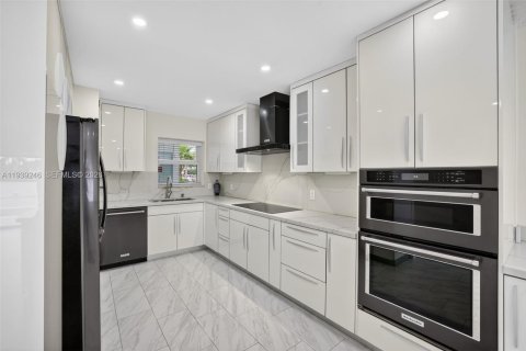 Купить кондоминиум в Халландейл-Бич, Флорида 2 спальни, 111.48м2, № 2006719 - фото 27