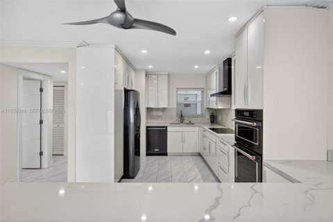 Купить кондоминиум в Халландейл-Бич, Флорида 2 спальни, 111.48м2, № 2006719 - фото 25